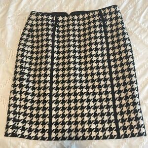 Houndstooth size 4, White House Black Market lined skirt.  Polyester/wool